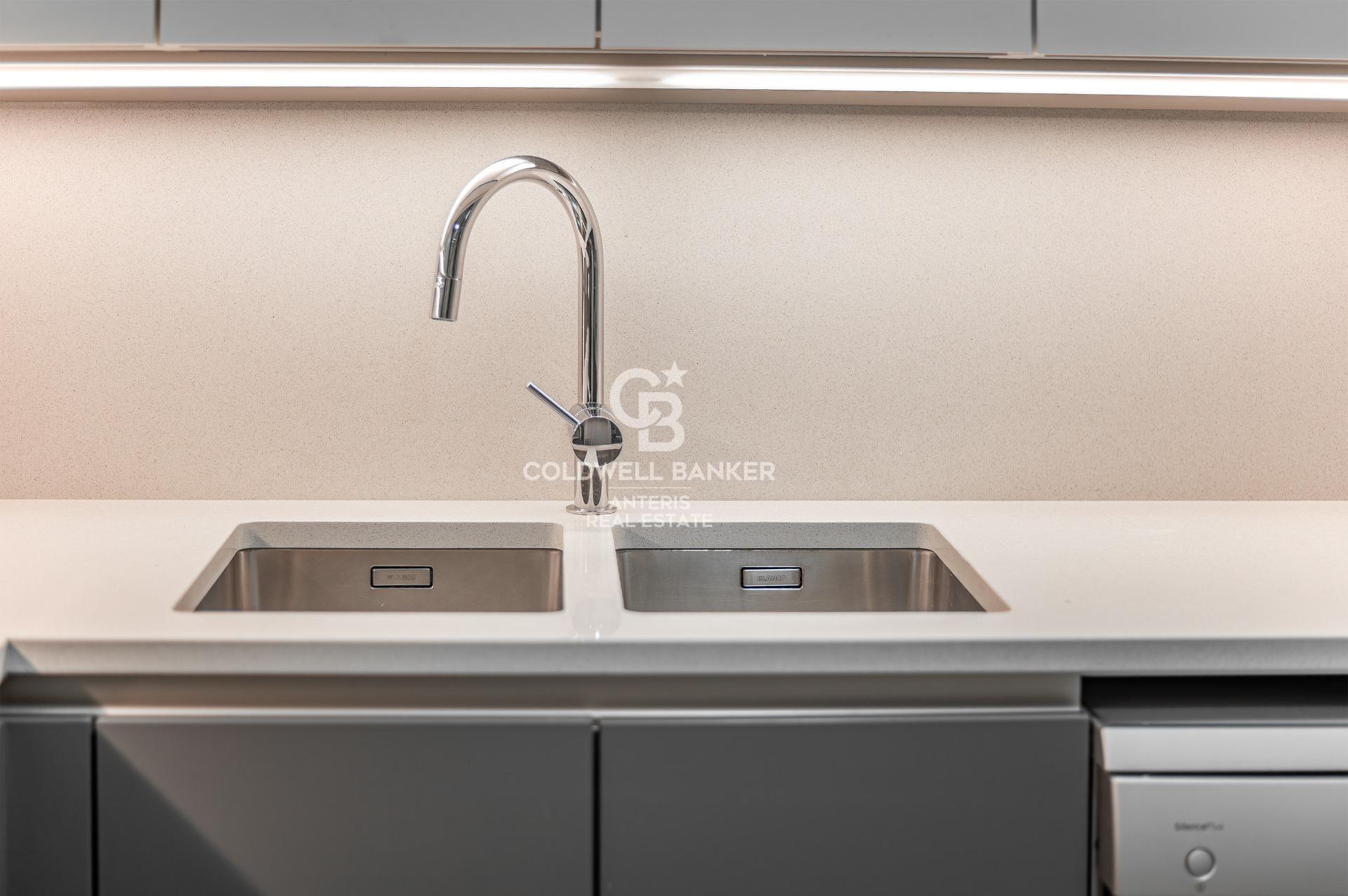 Elegancki apartament z dwoma sypialniami i parkingiem w budynku, położony na Rambla de Catalunya