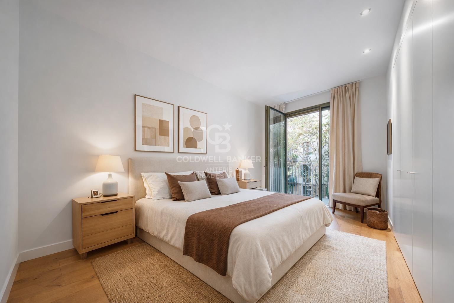 Elegancki apartament z dwoma sypialniami i parkingiem w budynku, położony na Rambla de Catalunya