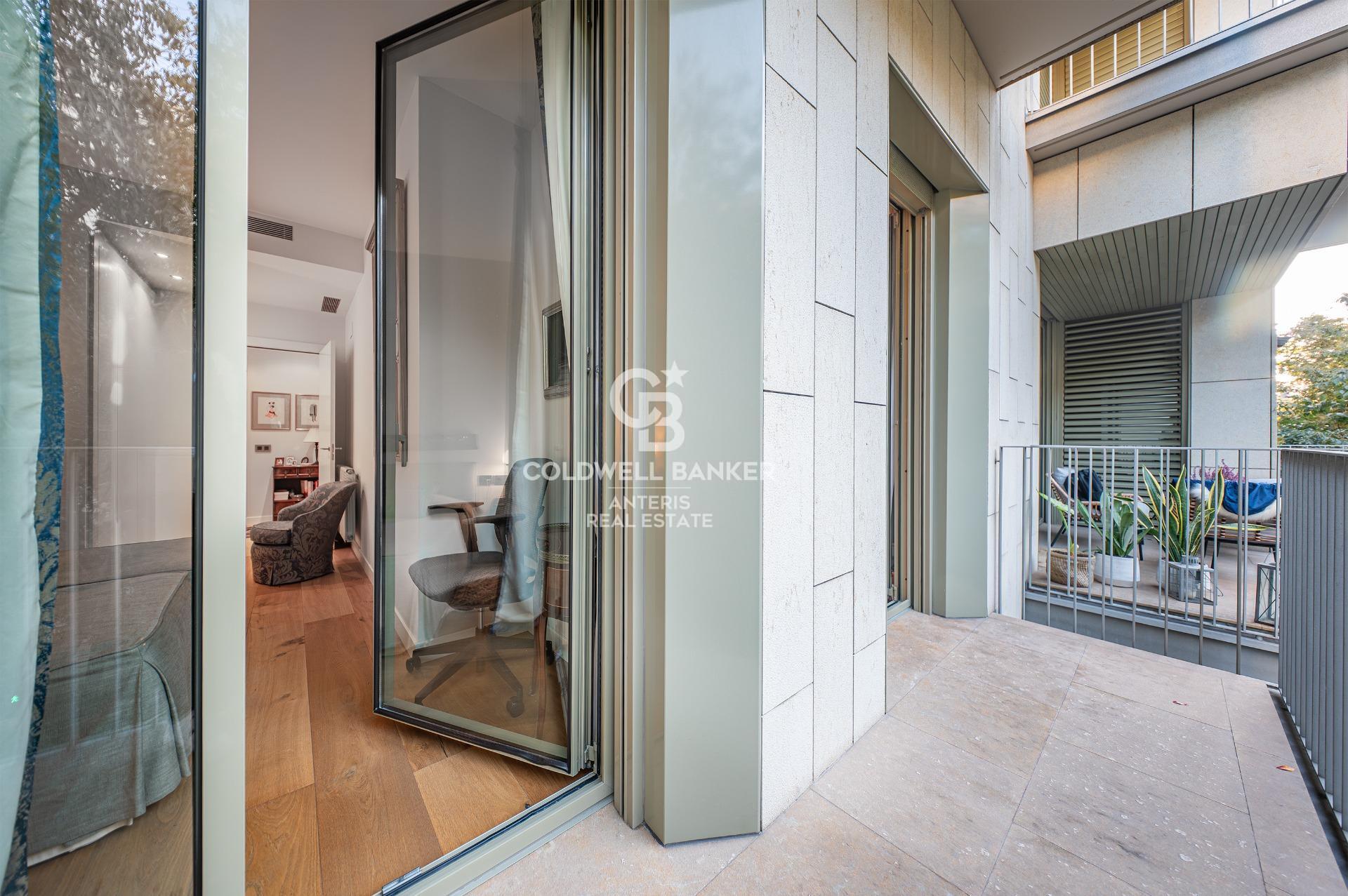 Elegancki apartament z dwoma sypialniami i parkingiem w budynku, położony na Rambla de Catalunya