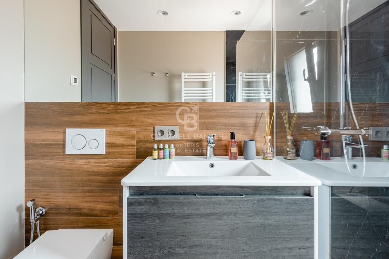 Wyremontowany penthouse z uroczym tarasem w dzielnicy Eixample Izquierda