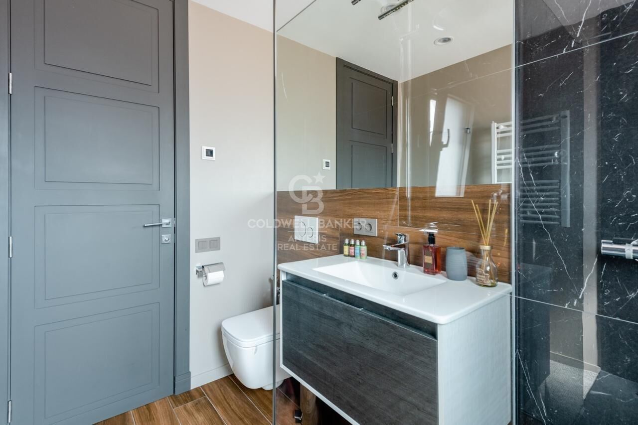 Wyremontowany penthouse z uroczym tarasem w dzielnicy Eixample Izquierda