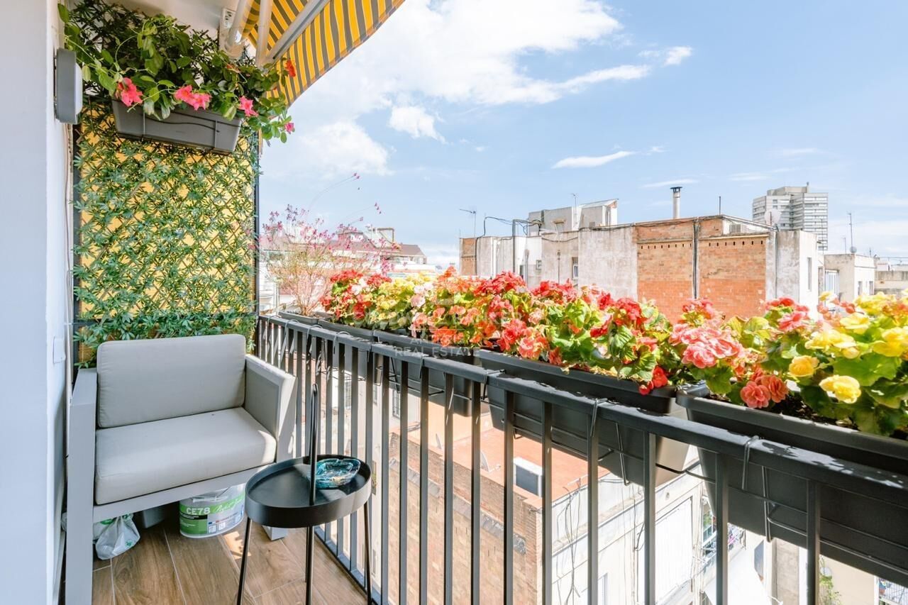 Wyremontowany penthouse z uroczym tarasem w dzielnicy Eixample Izquierda