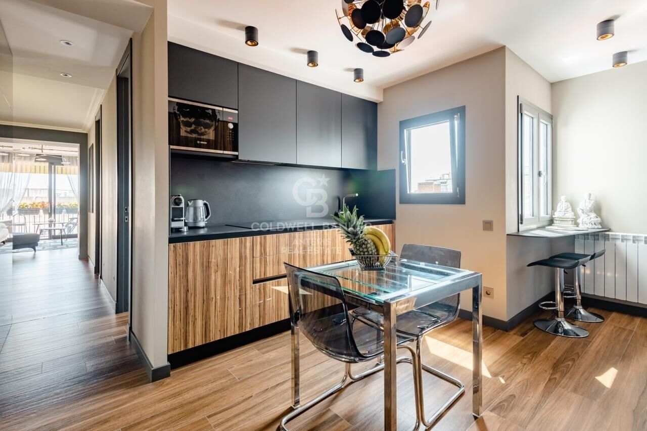 Wyremontowany penthouse z uroczym tarasem w dzielnicy Eixample Izquierda
