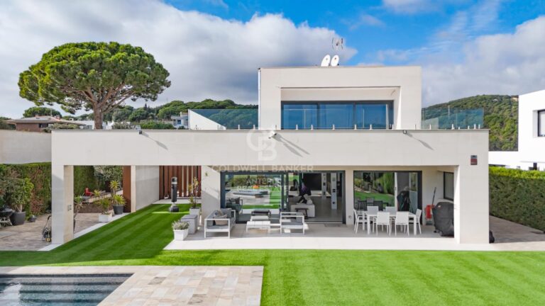 Luxury house with pool and spectacular panoramic views