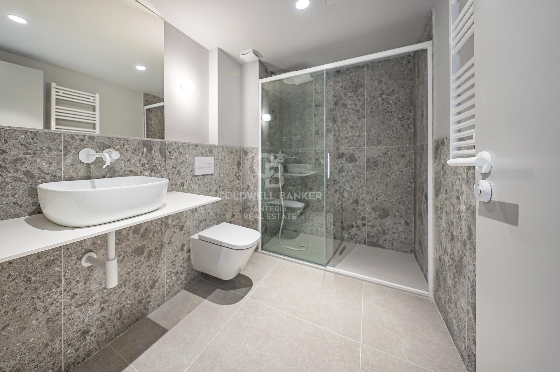 Duplex z prywatnym patio i basenem na dachu – okolice Camp Nou