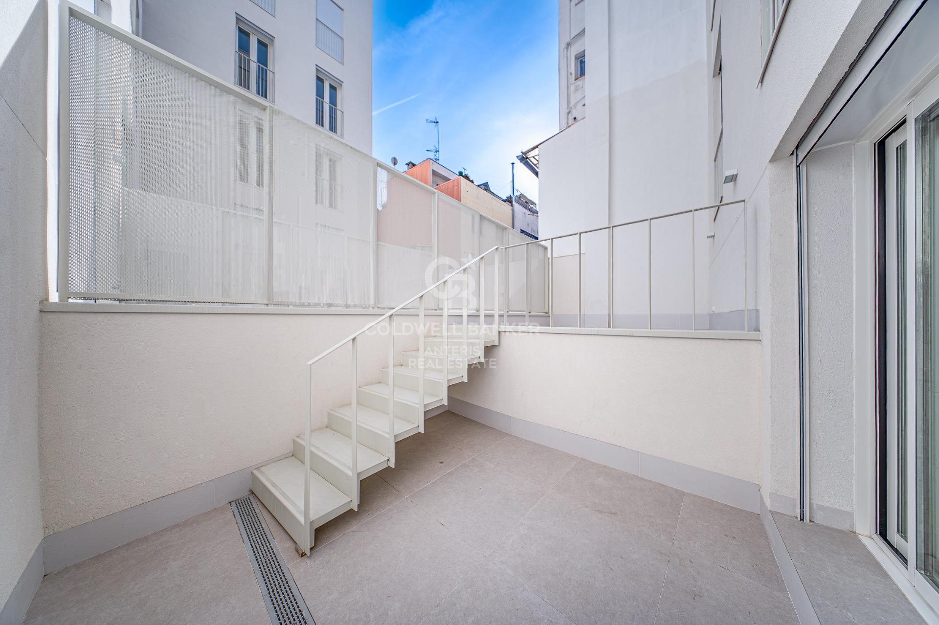 Duplex z prywatnym patio i basenem na dachu – okolice Camp Nou