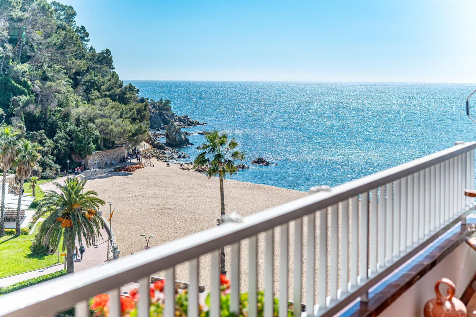 High-floor apartment for sale on the seafront in Fenals Beach, Lloret de Mar