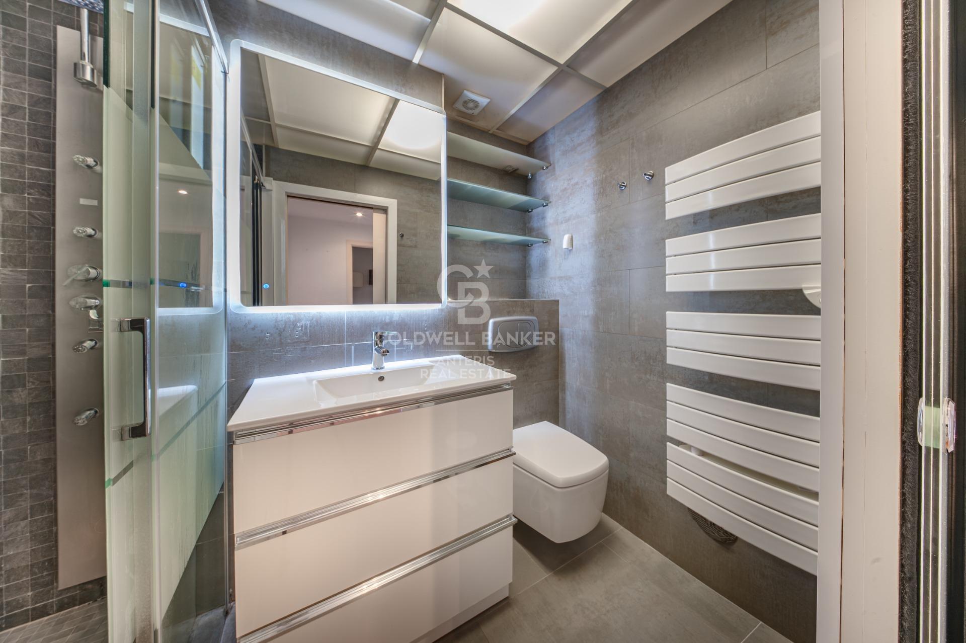 High-floor apartment for sale on the seafront in Fenals Beach, Lloret de Mar