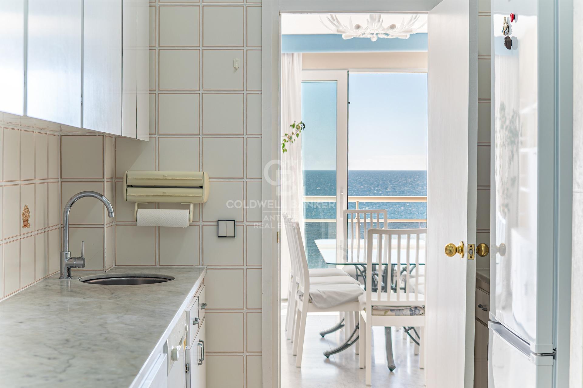 Piso en primera línea de mar con terraza y vistas abiertas en Lloret de Mar, con posibilidad de adquirir una plaza de aparcamiento