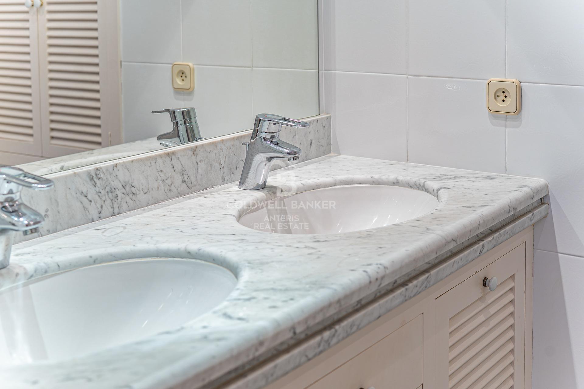 Piso en primera línea de mar con terraza y vistas abiertas en Lloret de Mar, con posibilidad de adquirir una plaza de aparcamiento