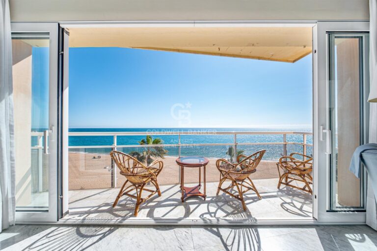 Seafront apartment with terrace and open sea views in Lloret de Mar, with the option to purchase a parking space
