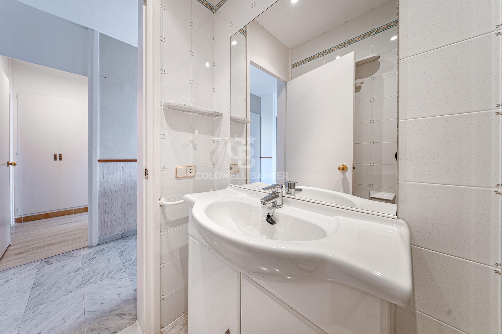 Piso en primera línea de mar con terraza y vistas abiertas en Lloret de Mar, con posibilidad de adquirir una plaza de aparcamiento