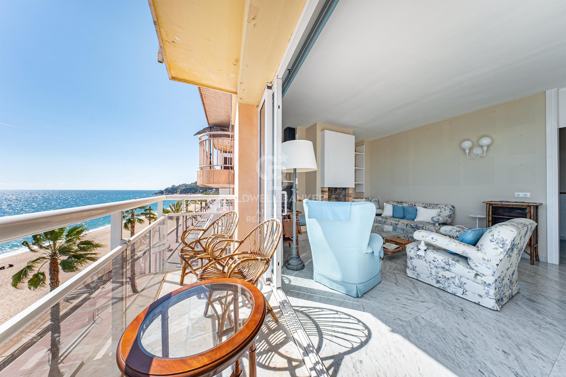 Piso en primera línea de mar con terraza y vistas abiertas en Lloret de Mar, con posibilidad de adquirir una plaza de aparcamiento