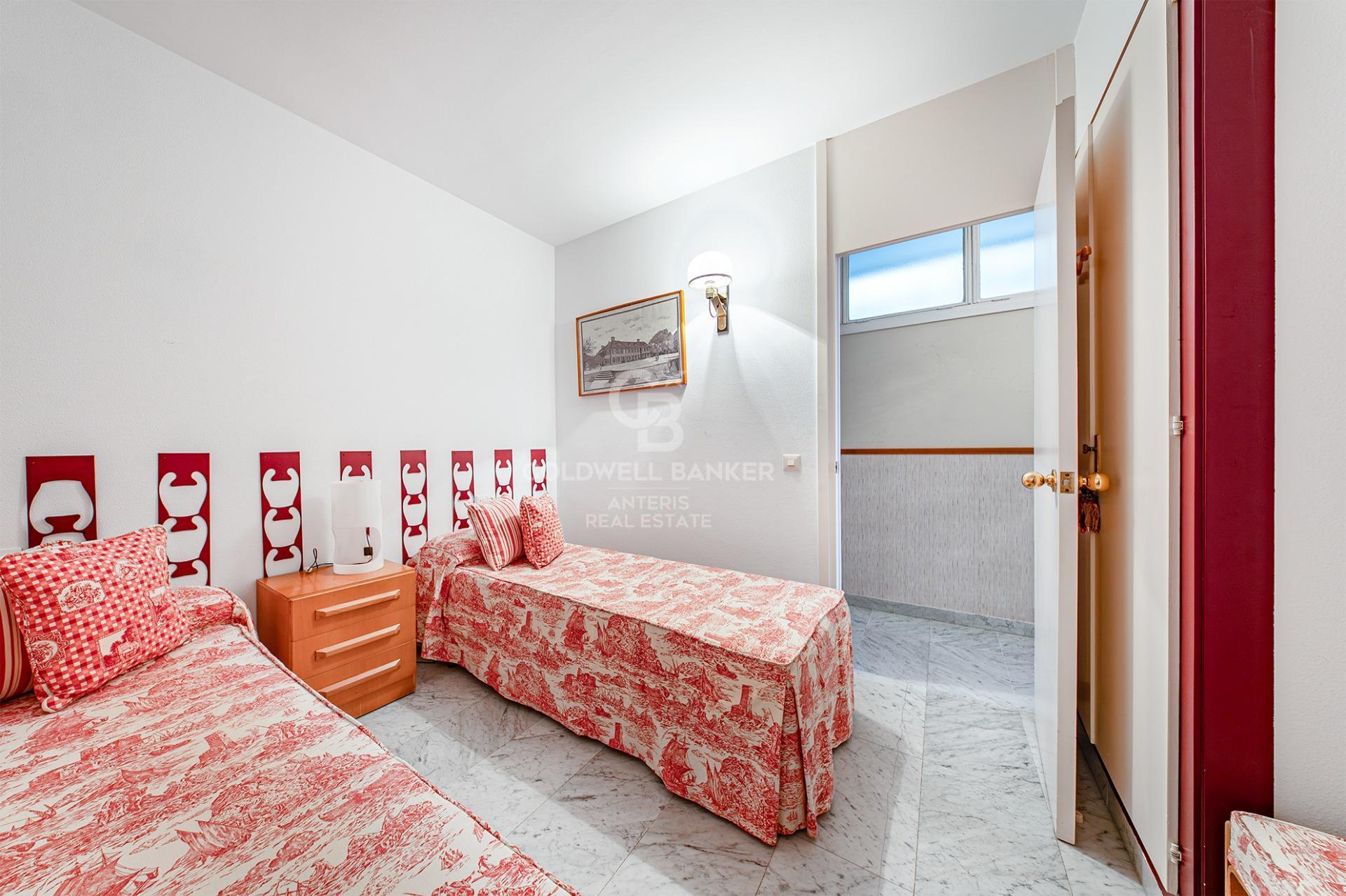 Piso en primera línea de mar con terraza y vistas abiertas en Lloret de Mar, con posibilidad de adquirir una plaza de aparcamiento