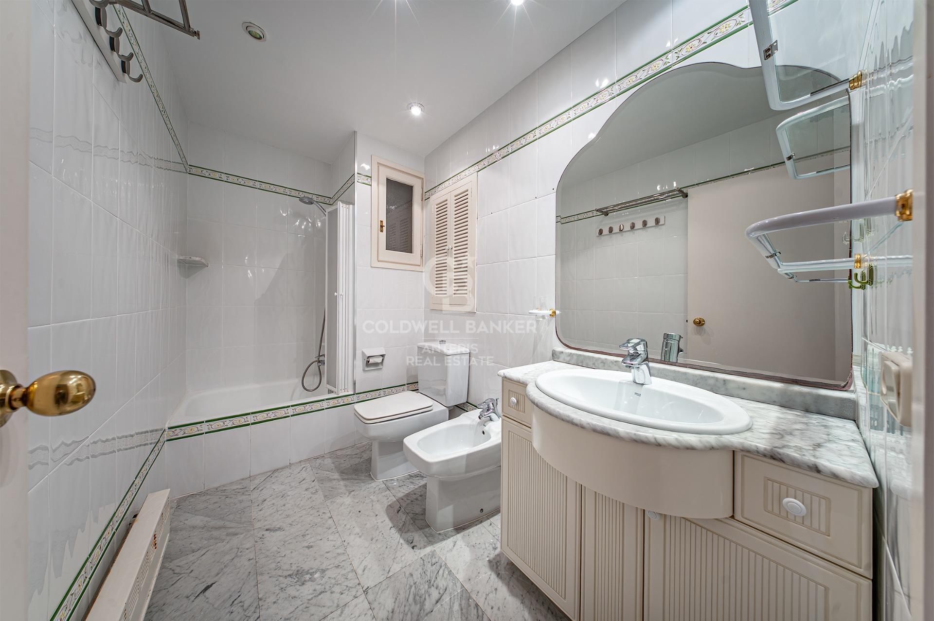 Piso en primera línea de mar con terraza y vistas abiertas en Lloret de Mar, con posibilidad de adquirir una plaza de aparcamiento