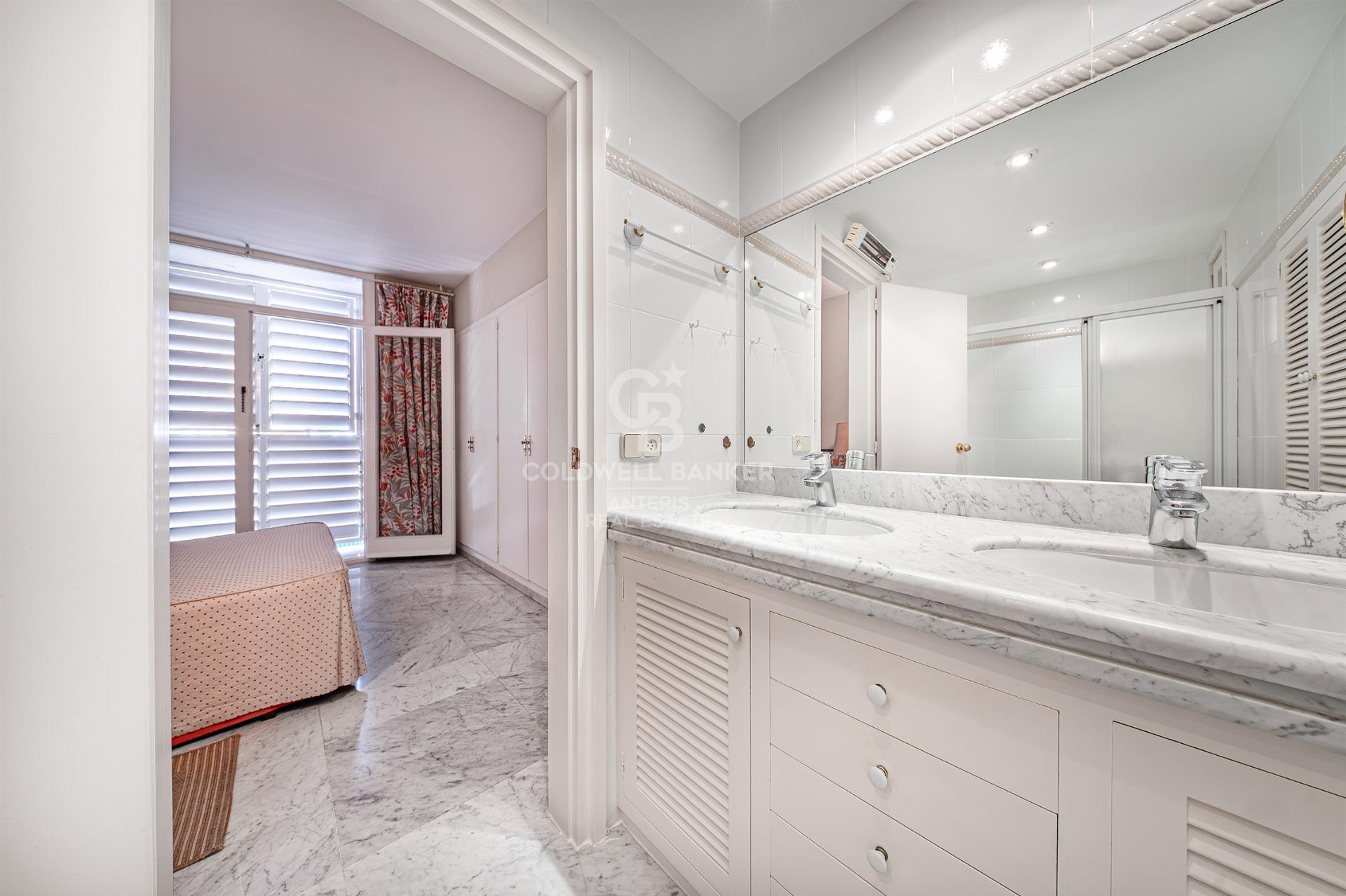 Piso en primera línea de mar con terraza y vistas abiertas en Lloret de Mar, con posibilidad de adquirir una plaza de aparcamiento