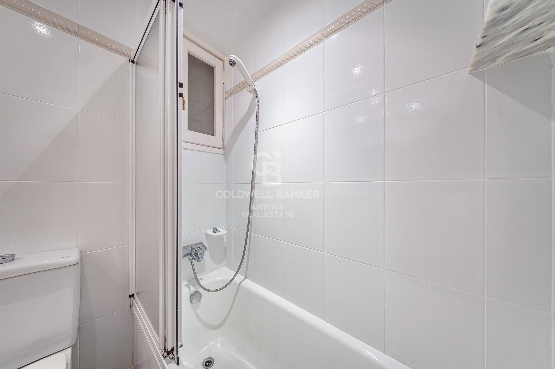 Piso en primera línea de mar con terraza y vistas abiertas en Lloret de Mar, con posibilidad de adquirir una plaza de aparcamiento