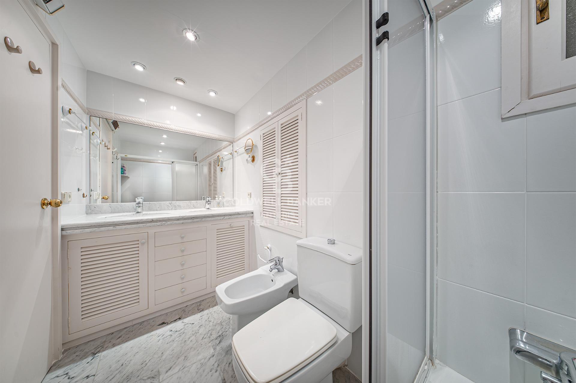 Piso en primera línea de mar con terraza y vistas abiertas en Lloret de Mar, con posibilidad de adquirir una plaza de aparcamiento