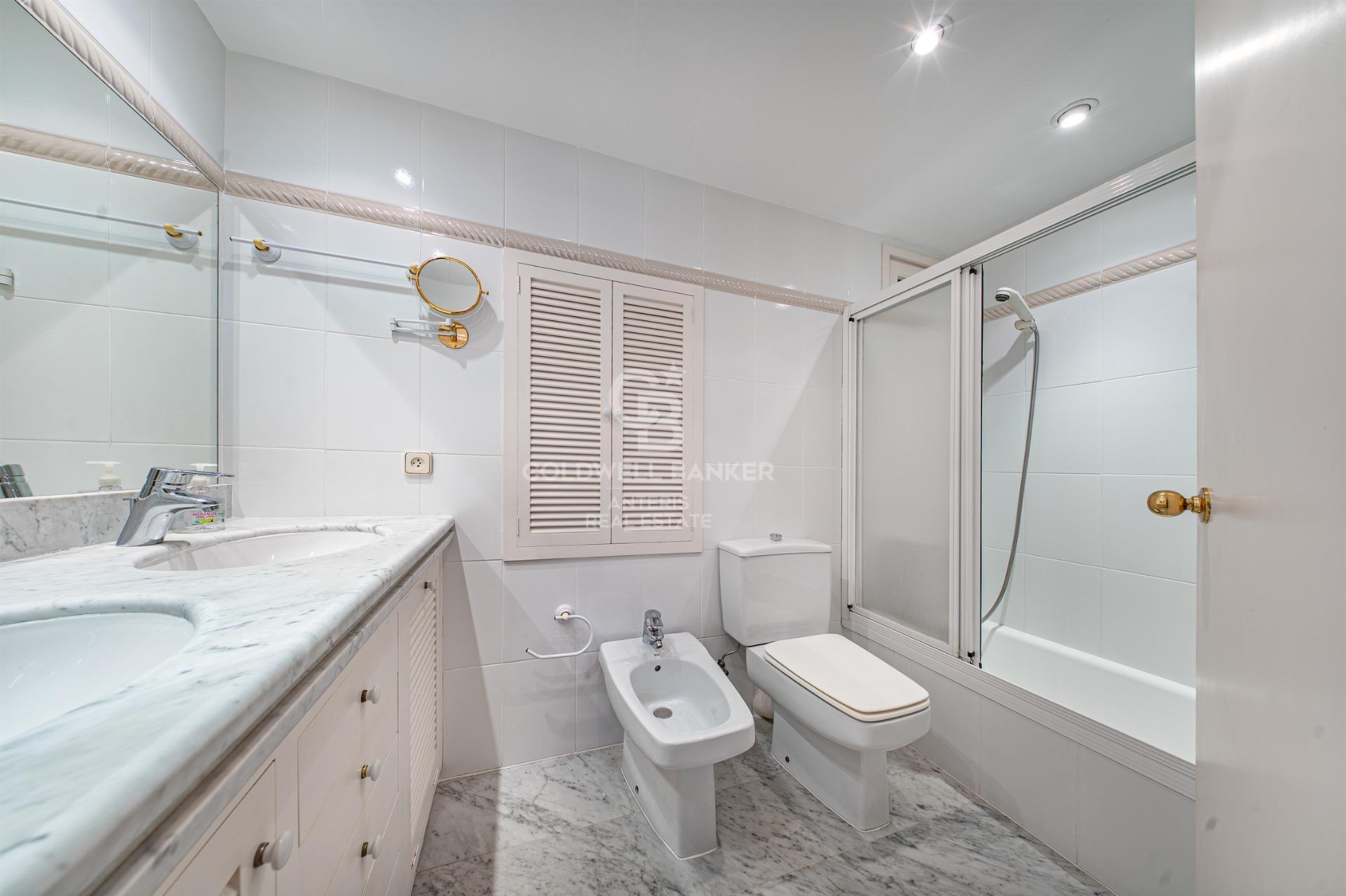 Piso en primera línea de mar con terraza y vistas abiertas en Lloret de Mar, con posibilidad de adquirir una plaza de aparcamiento