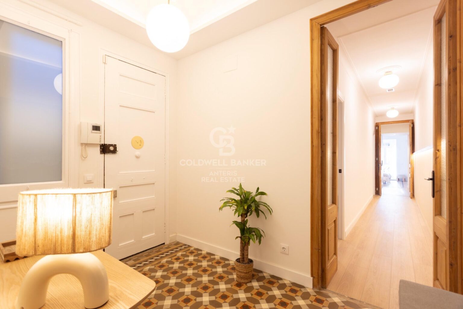 W pełni wyremontowany apartament na najwyższym piętrze w Quadrat d’or