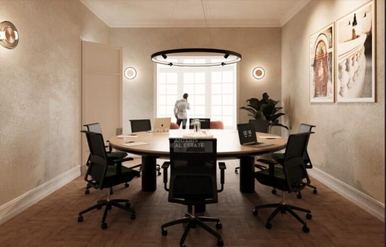 Bright 320m2 office in a stately corner building in l’Antiga Esquerra de l’Eixample.