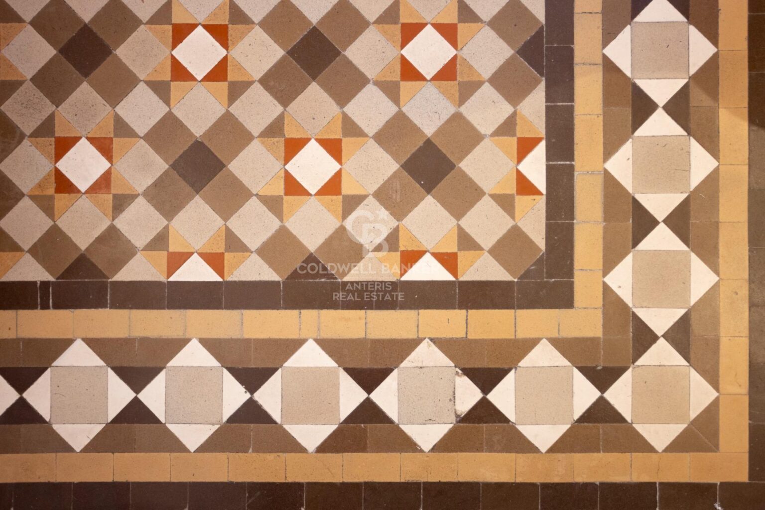 W pełni wyremontowany apartament na najwyższym piętrze w Quadrat d’or