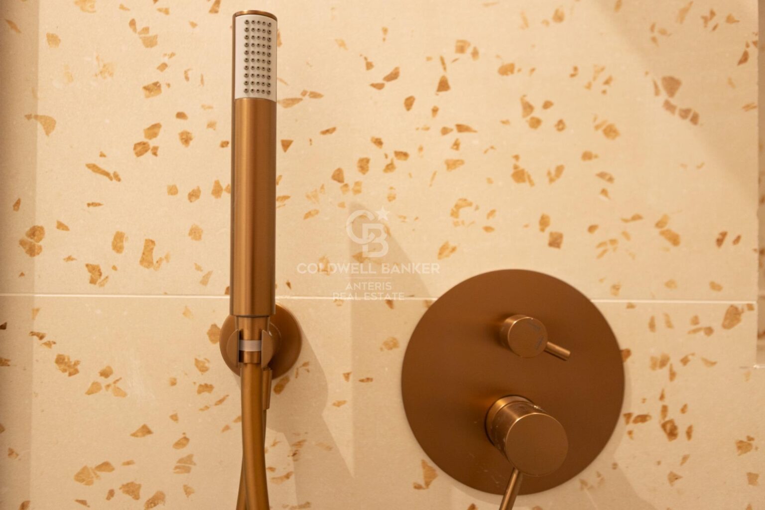 W pełni wyremontowany apartament na najwyższym piętrze w Quadrat d’or