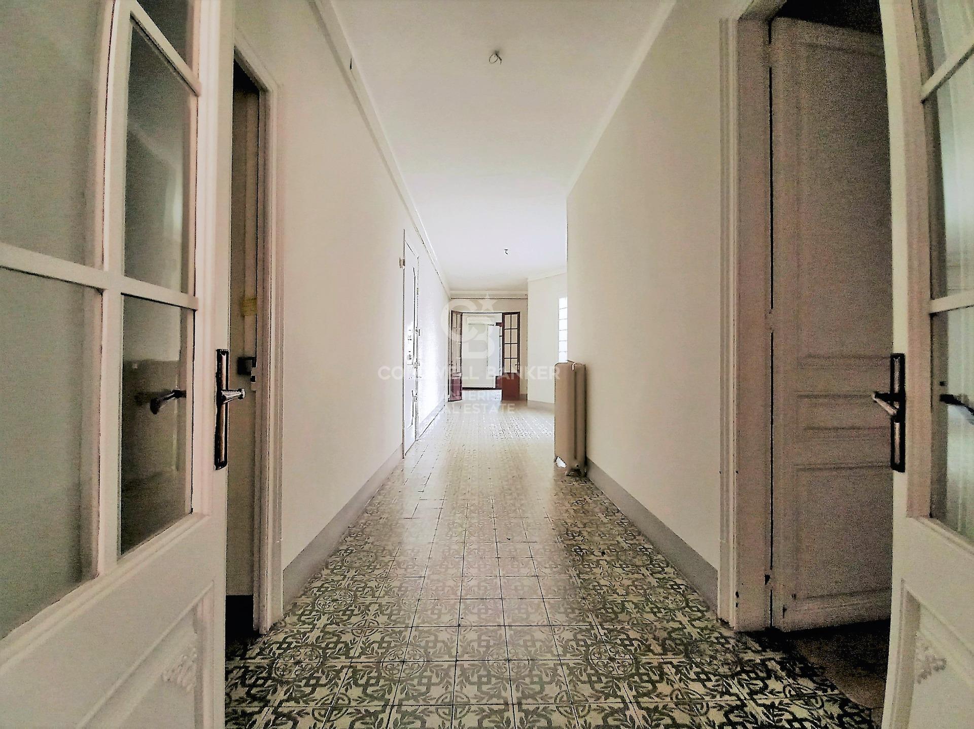 Luminoso despacho de 320m2 en finca regia en l’Antiga Esquerra de l’Eixample.