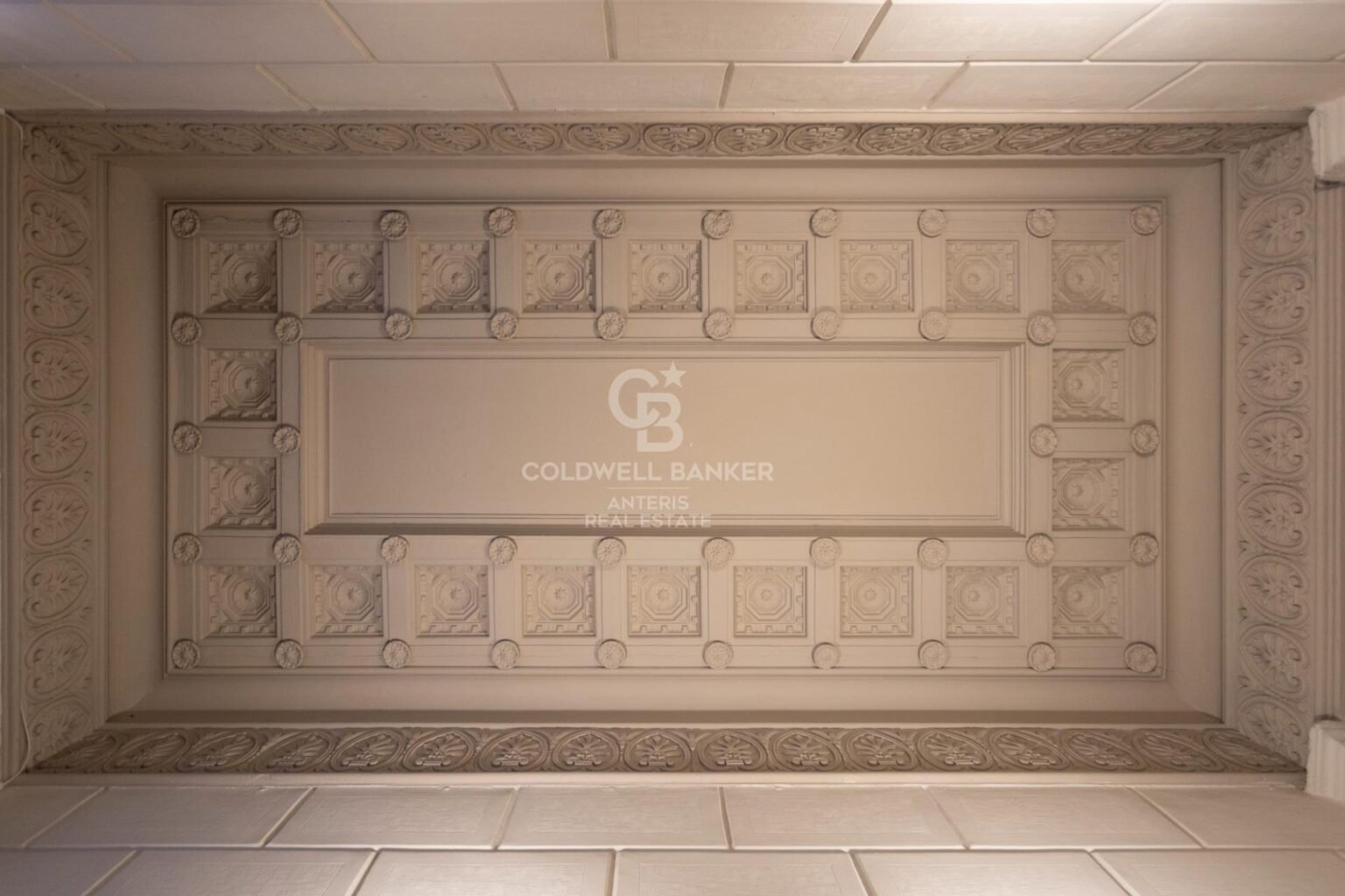 W pełni wyremontowany apartament na najwyższym piętrze w Quadrat d’or