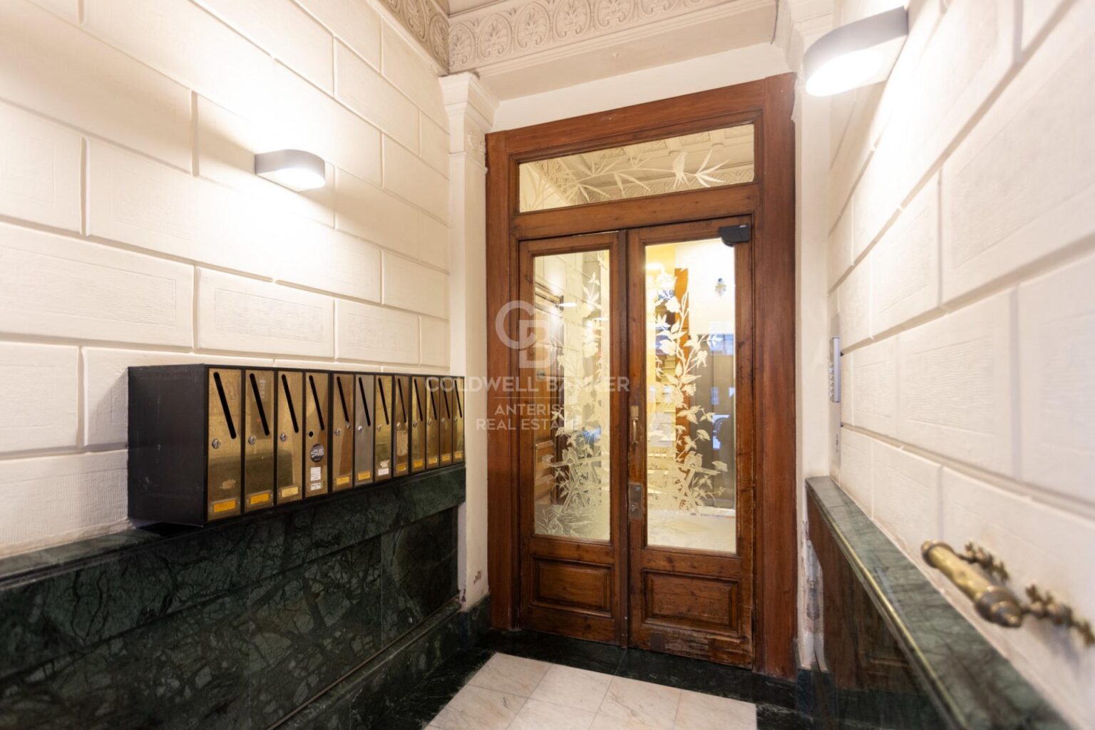 W pełni wyremontowany apartament na najwyższym piętrze w Quadrat d’or