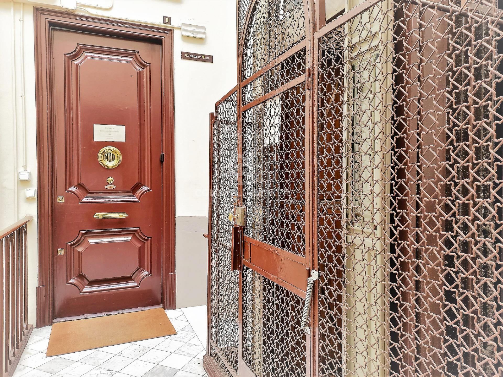 Luminoso despacho de 320m2 en finca regia en l’Antiga Esquerra de l’Eixample.