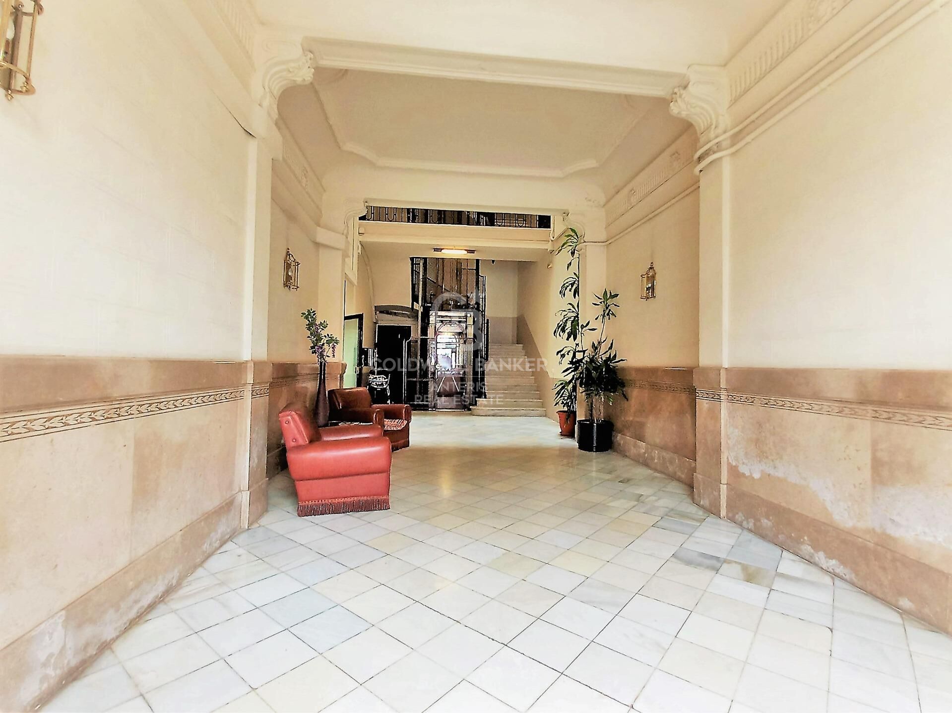 Luminoso despacho de 320m2 en finca regia en l’Antiga Esquerra de l’Eixample.