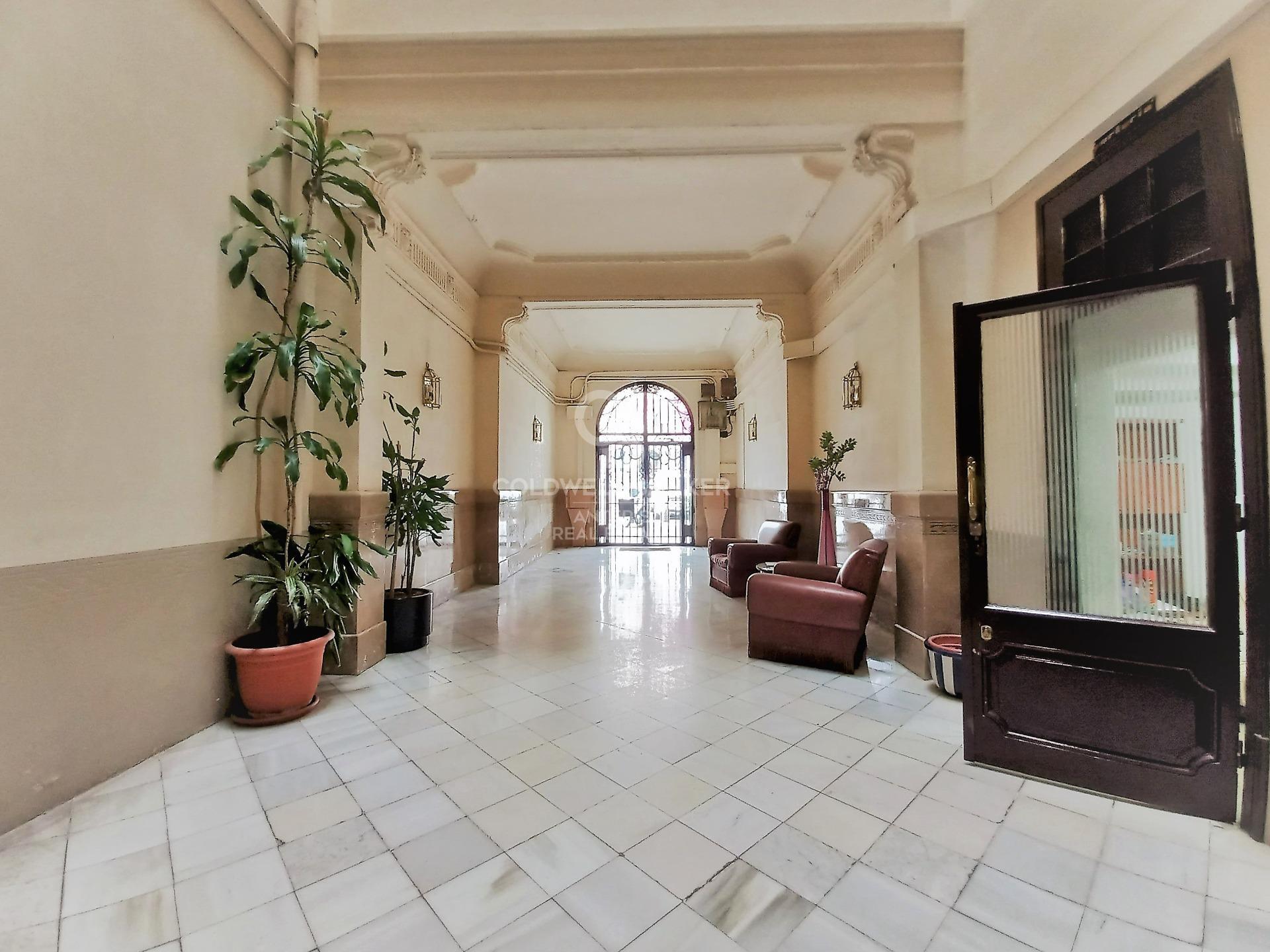 Luminoso despacho de 320m2 en finca regia en l’Antiga Esquerra de l’Eixample.