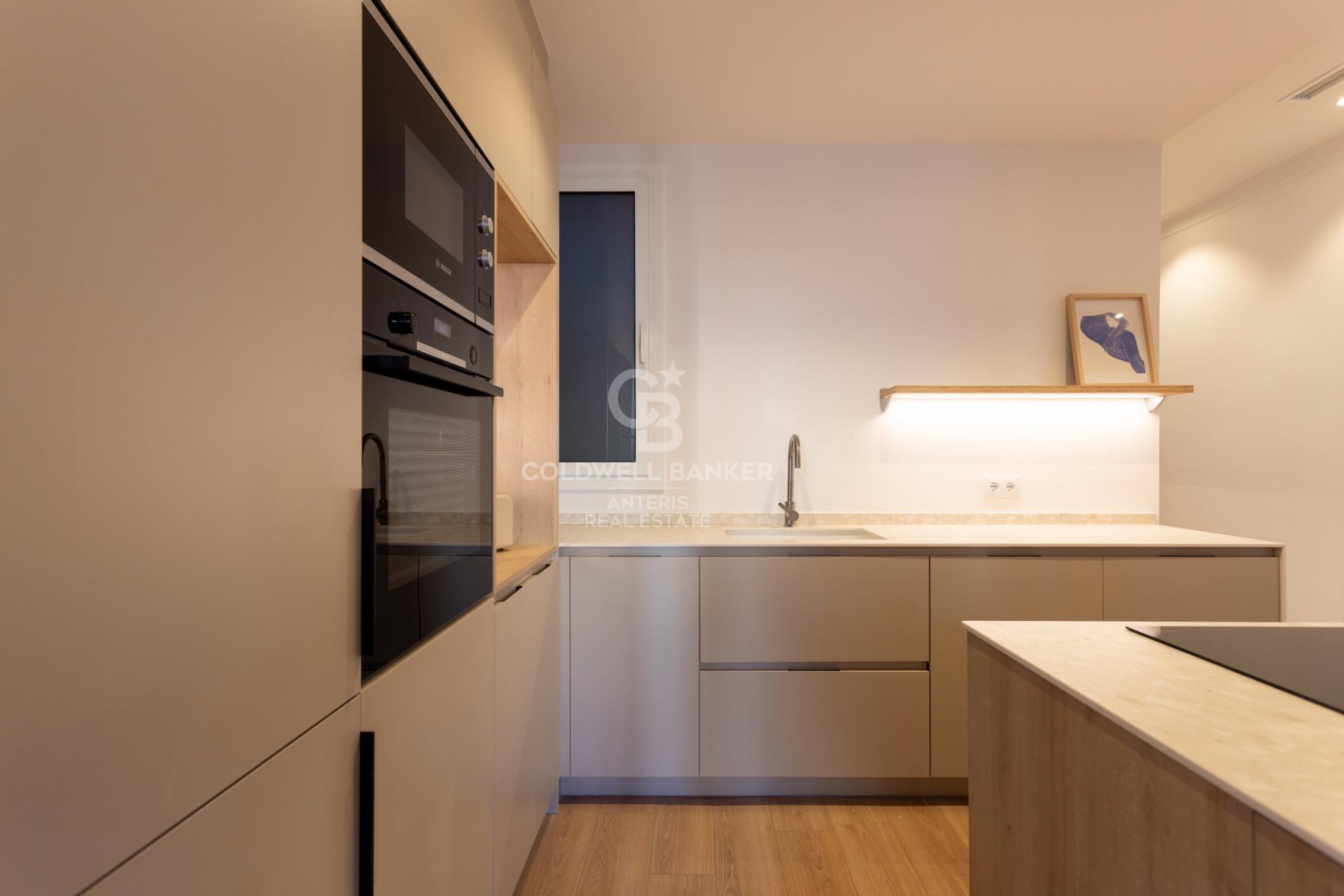 W pełni wyremontowany apartament na najwyższym piętrze w Quadrat d’or