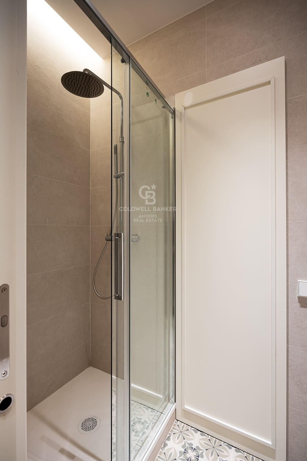 Jasne mieszkanie w klasycznym budynku przy ulicy Aribau