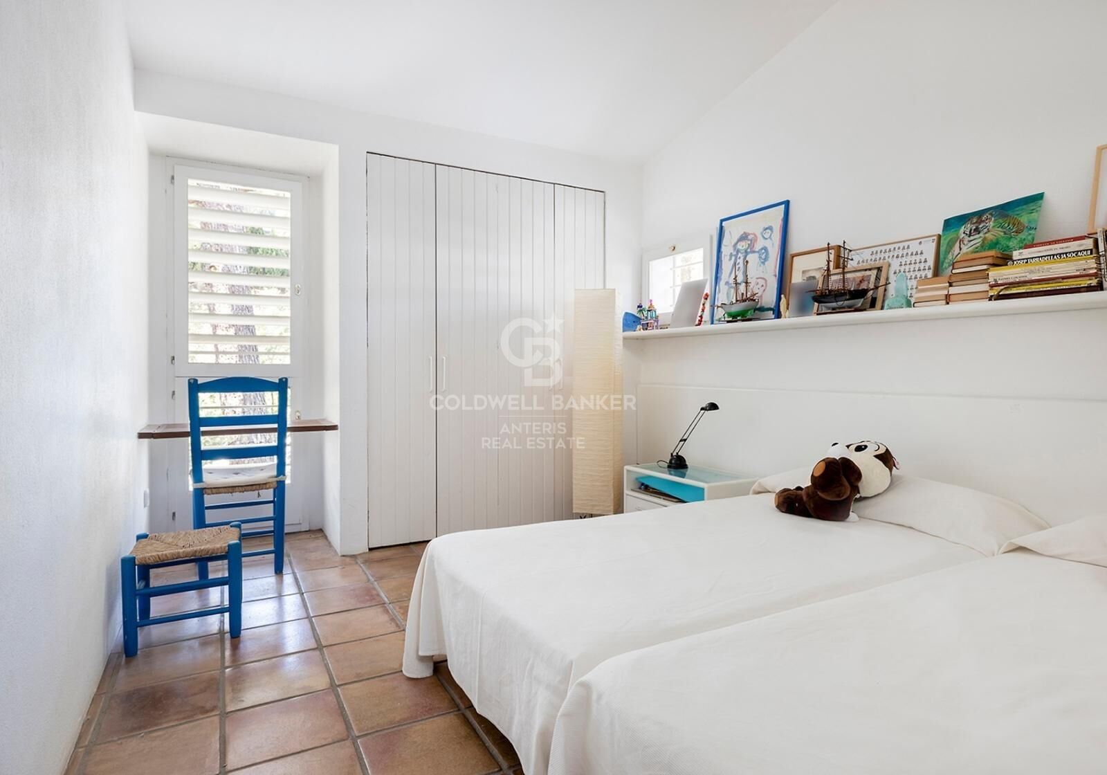 Trzy wolnostojące domy z kortem tenisowym, położone mniej niż 100 metrów od plaży.