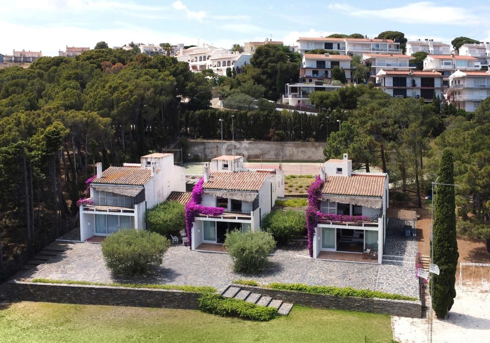 Trzy wolnostojące domy z kortem tenisowym, położone mniej niż 100 metrów od plaży.