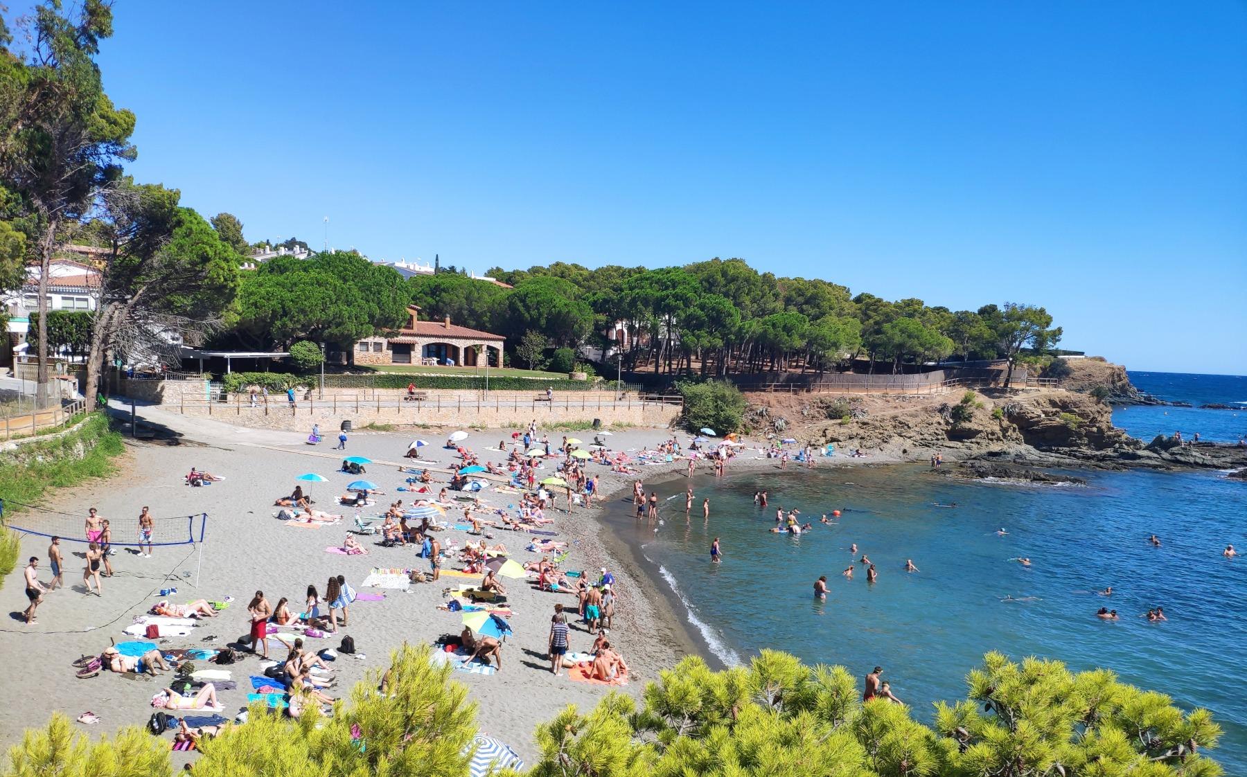 Trzy wolnostojące domy z kortem tenisowym, położone mniej niż 100 metrów od plaży.