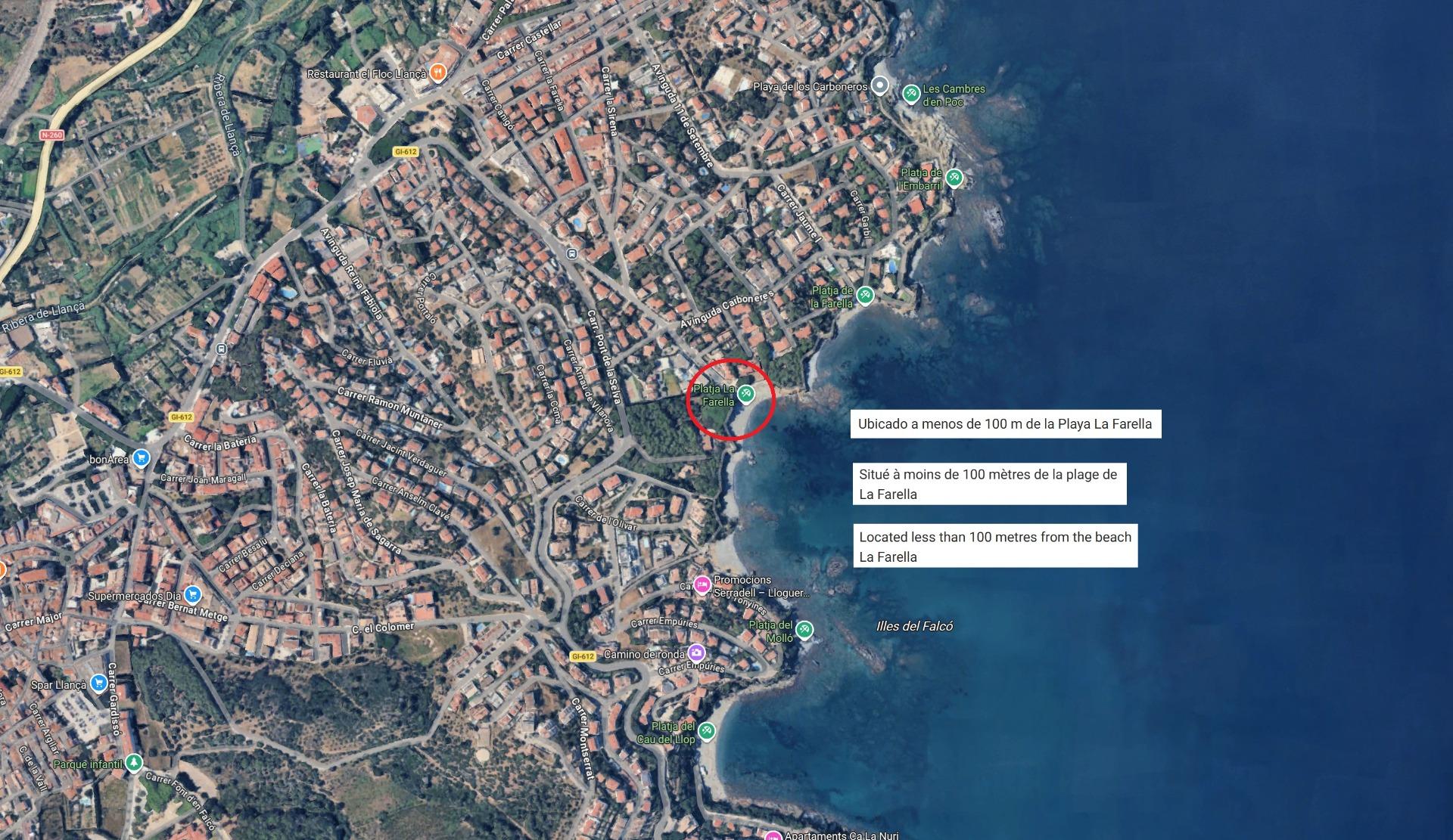 Trzy wolnostojące domy z kortem tenisowym, położone mniej niż 100 metrów od plaży.