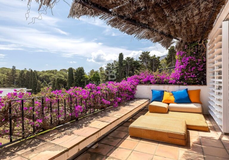 Three detached houses with a tennis court, located less than 100 meters from the beach