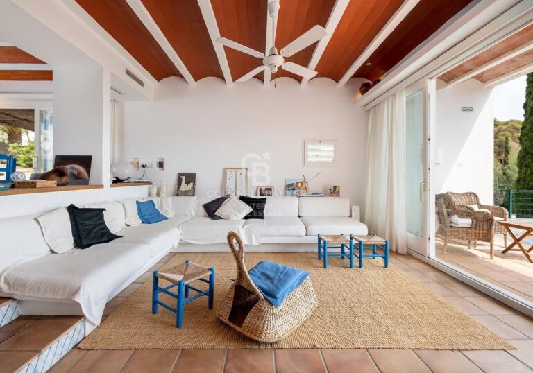 Three detached houses with a tennis court, located less than 100 meters from the beach