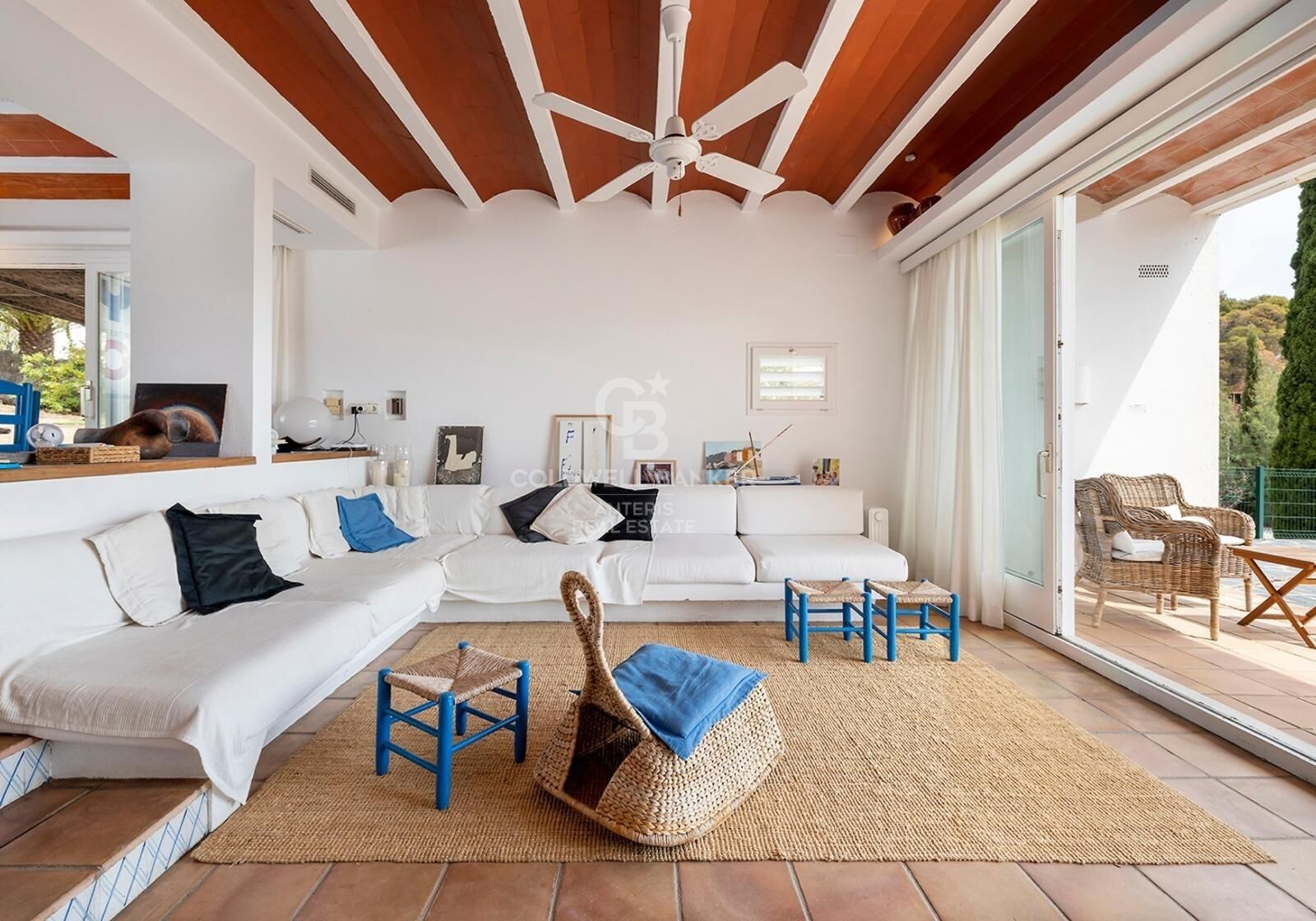 Trzy wolnostojące domy z kortem tenisowym, położone mniej niż 100 metrów od plaży.