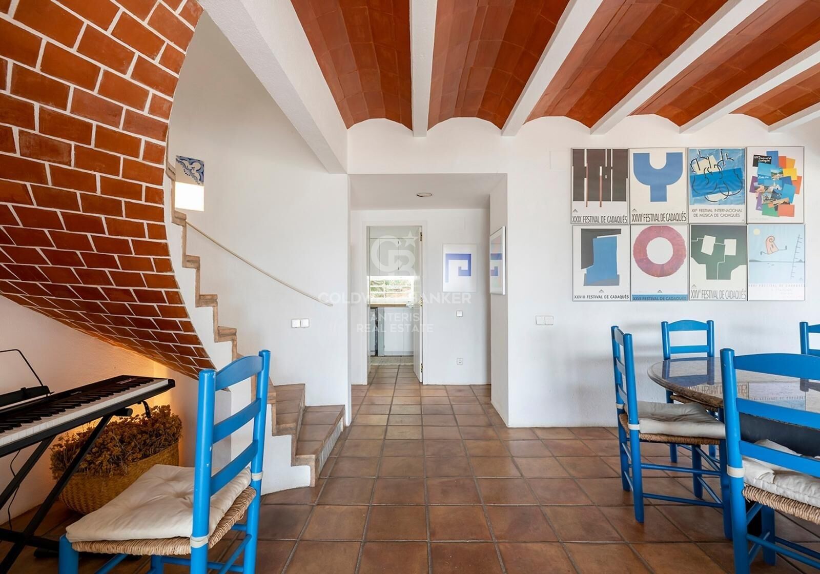 Trzy wolnostojące domy z kortem tenisowym, położone mniej niż 100 metrów od plaży.