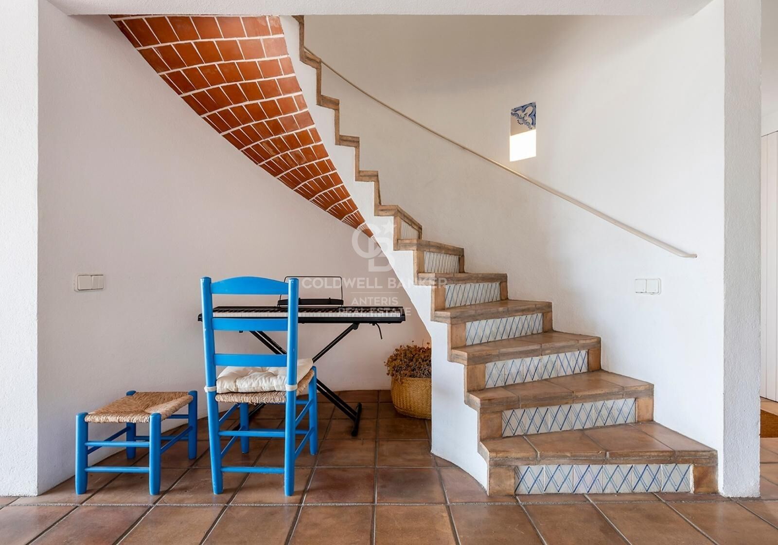 Trzy wolnostojące domy z kortem tenisowym, położone mniej niż 100 metrów od plaży.