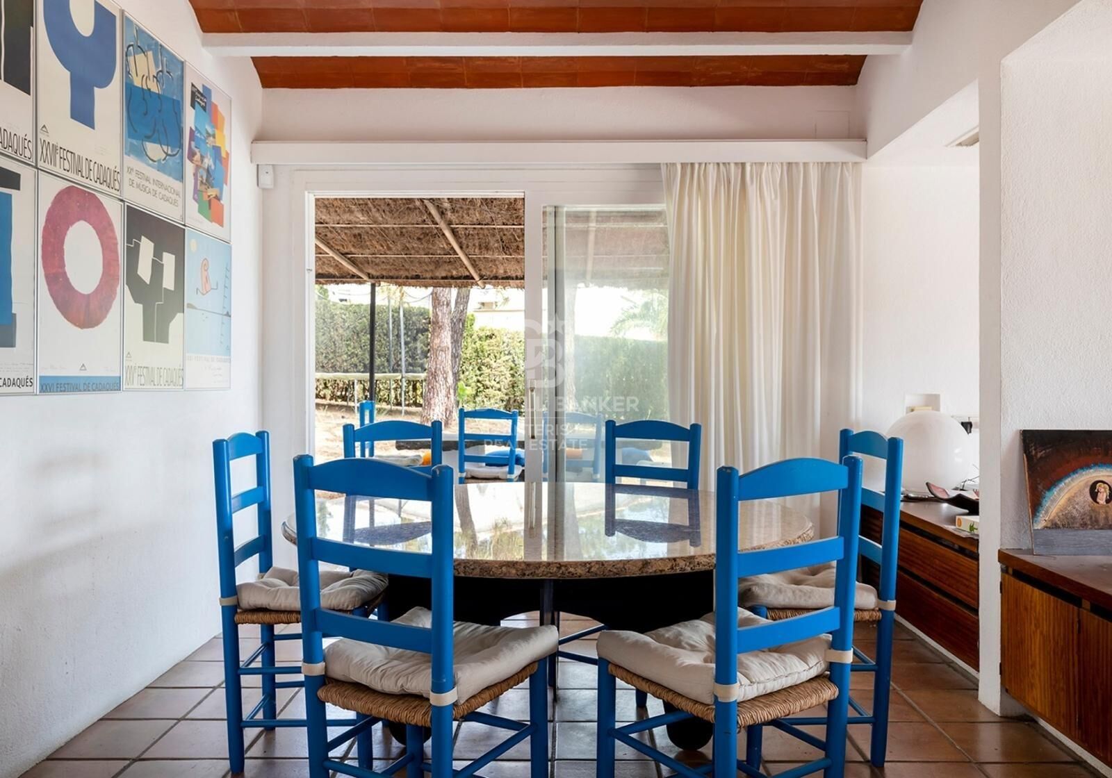 Trzy wolnostojące domy z kortem tenisowym, położone mniej niż 100 metrów od plaży.