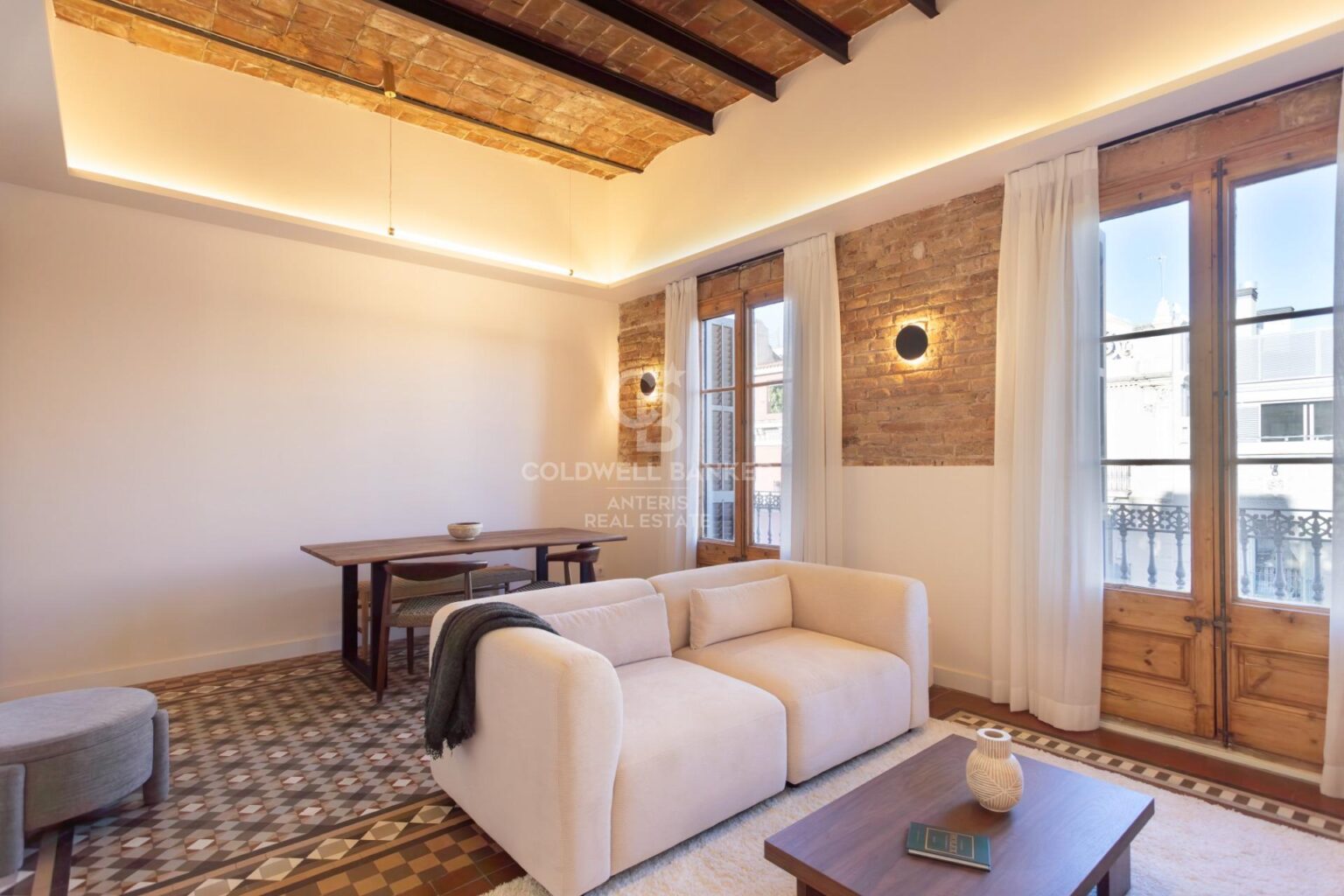 Fully renovated top floor apartment in Quadrat d’or