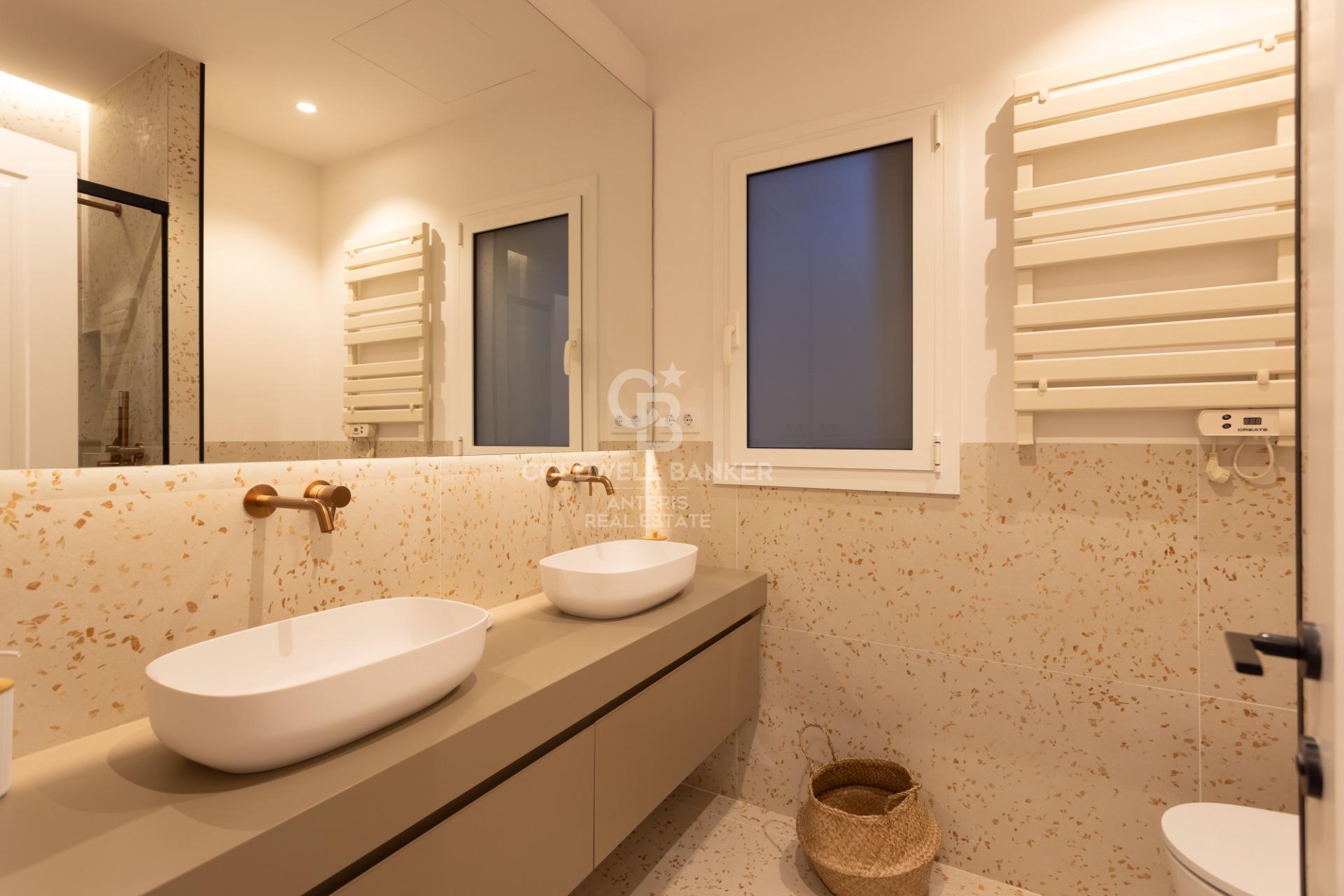 Fully renovated top floor apartment in Quadrat d’or