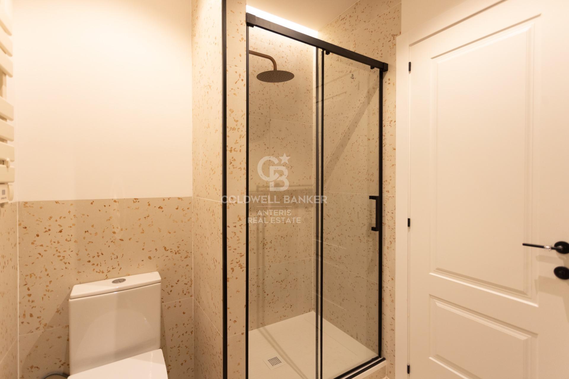 Fully renovated top floor apartment in Quadrat d’or