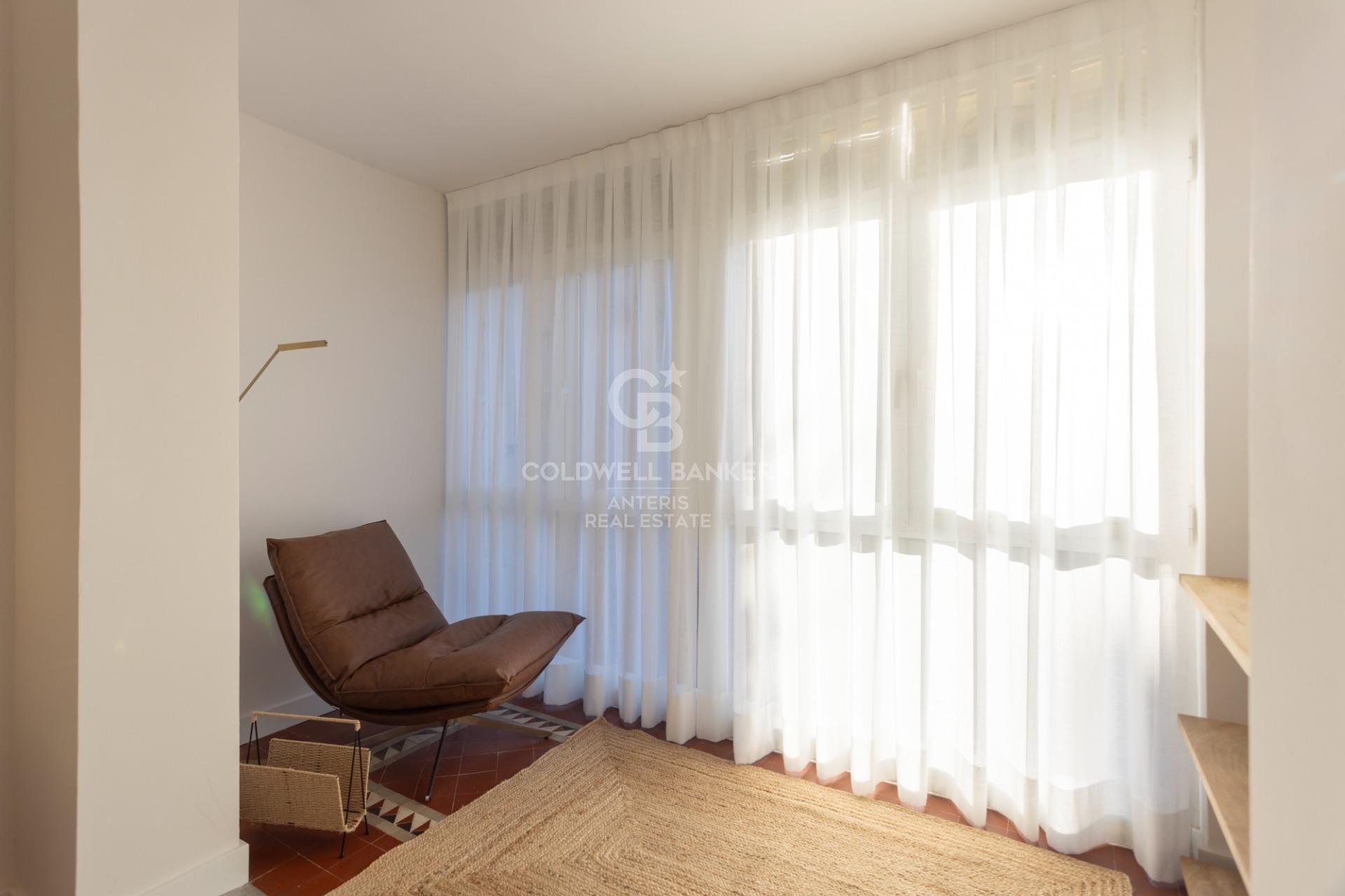 Fully renovated top floor apartment in Quadrat d’or