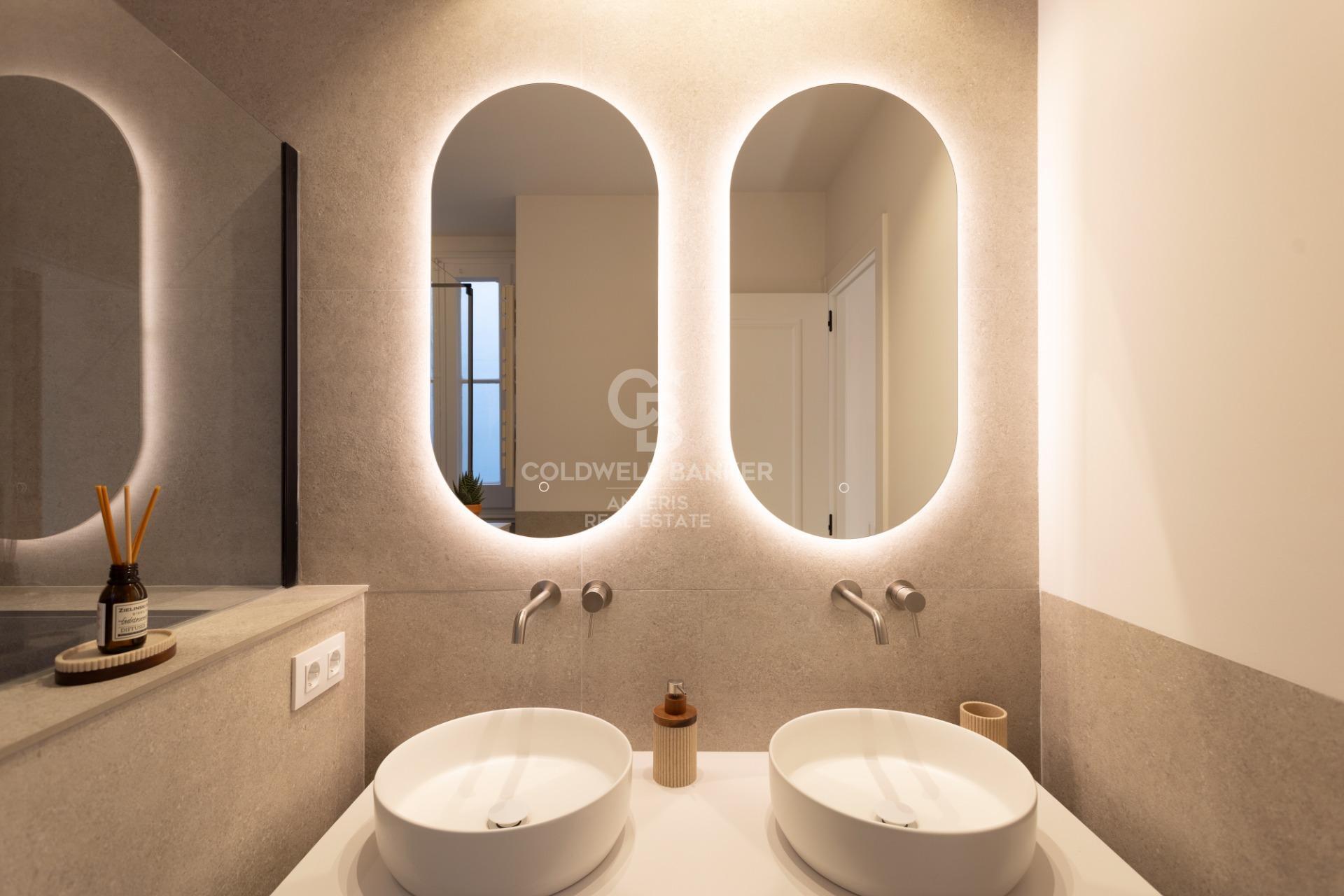 Fully renovated top floor apartment in Quadrat d’or